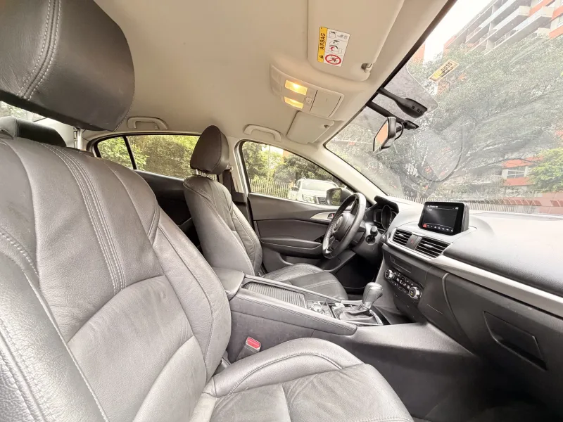 Mazda 3 Touring foto 2