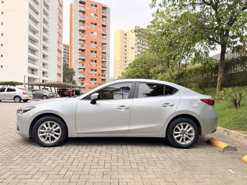 Interior Mazda 3 Touring - MZD Connect y volante en cuero