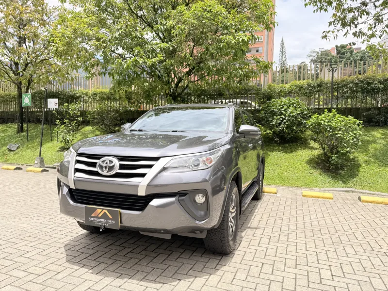 Alquiler Toyota Fortuner Diésel Gris 2020 en Medellín