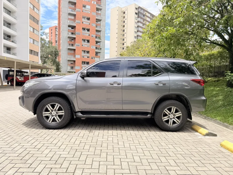 Toyota Fortuner Diésel Gris 2020 foto 2