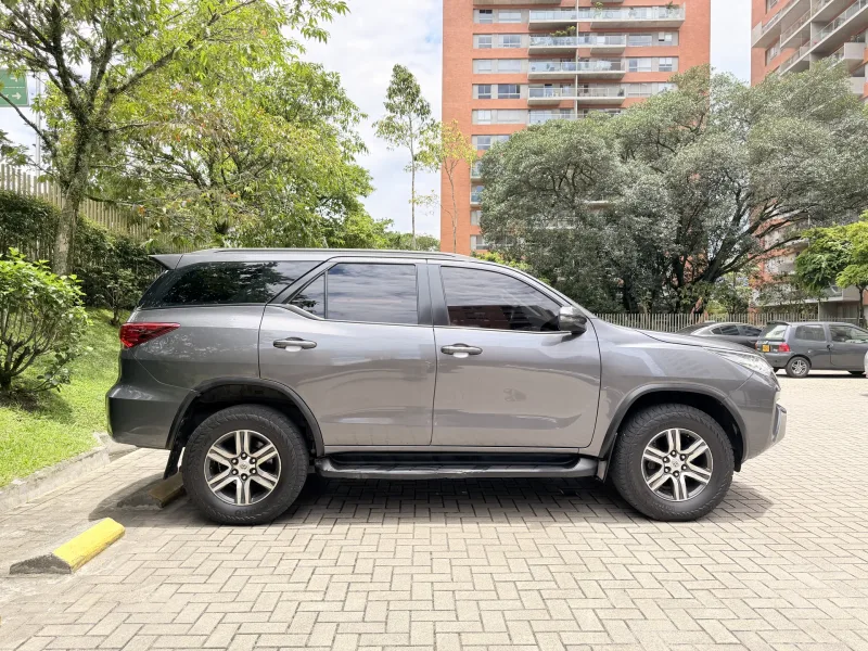 Toyota Fortuner Diésel Gris 2020 foto 4