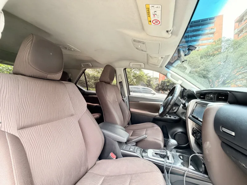 Toyota Fortuner Diésel Gris 2020 foto 7