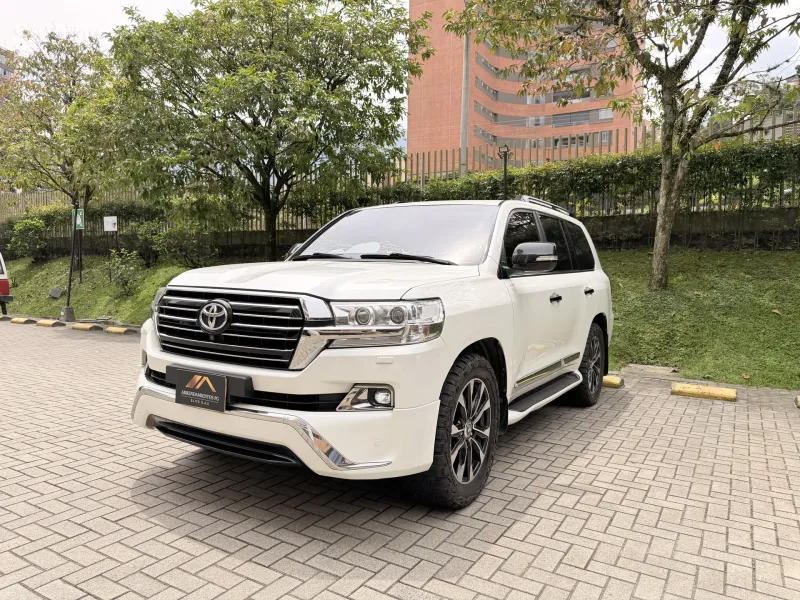 Alquiler Toyota Sahara Blindada 5 puestos en Medellín